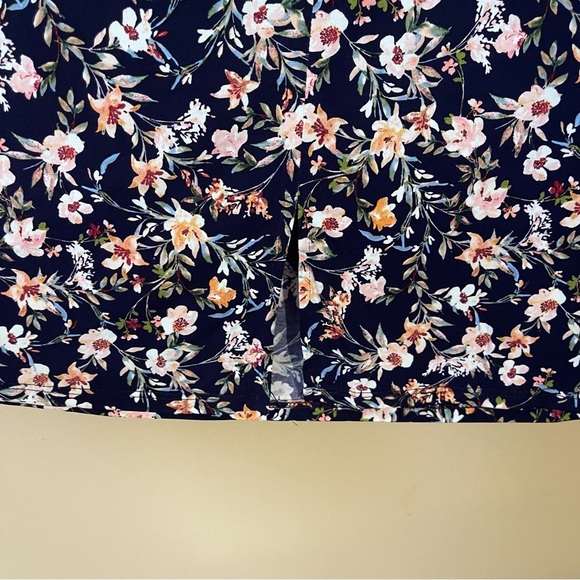 CeCe Navy Floral Women’s Size Medium Sleeveless Shirt - Picture 6 of 6